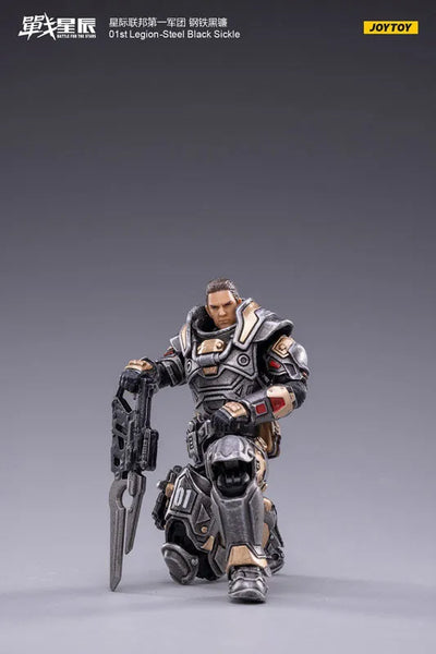 1/18 Battle for the Stars 01st Legion Steel Black Sickleㅤ – JOYTOY – ActionFigureBrasil — com base expositora