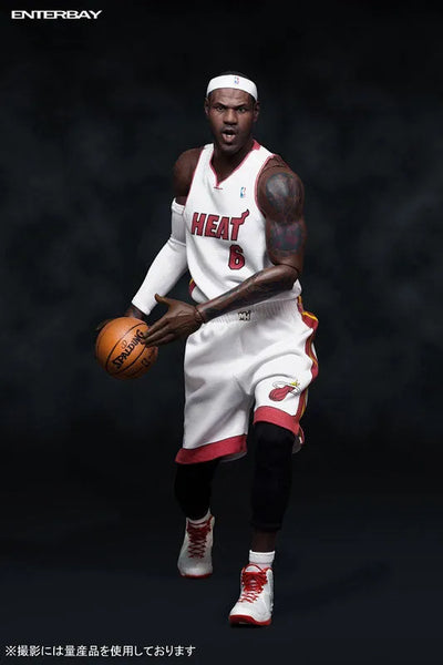 1/6 Real Masterpiece Collectible Figure NBA Collection LeBron Jamesㅤ – Enterbay – ActionFigureBrasil — ângulo diferente