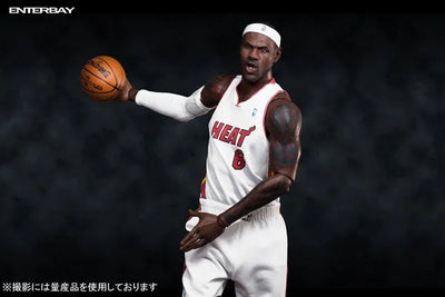 1/6 Real Masterpiece Collectible Figure NBA Collection LeBron Jamesㅤ – Enterbay – ActionFigureBrasil — close