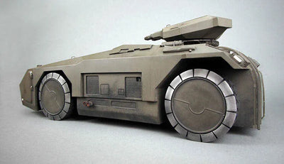 Aliens HCG Prop Replica 1/18 Scale Armored Personnel Carrier M577-APCㅤ – Hollywood Collectibles Group – ActionFigureBrasil — com base expositora