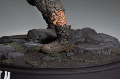 Armored Clicker – Dark Horse Comics – ActionFigure Brasil — com base expositora
