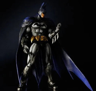 Batman: Arkham City - Batman - Play Arts Kai (Square Enix)ㅤ – Square Enix – ActionFigureBrasil — iluminação de estúdio