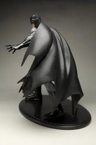 Batman - ARTFX Statue - 1/6 - Black Costume (Kotobukiya)ㅤ – Kotobukiya – ActionFigureBrasil — com base expositora