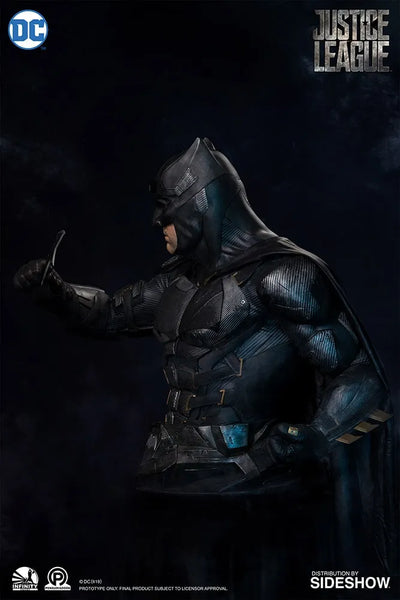 Batman - LIMITED EDITION: 600 – Infinity Studio X Penguin Toys – ActionFigure Brasil — ambientada