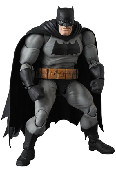 Batman: The Dark Knight Returns - Batman - Mafex No.106 (Medicom Toy)ㅤ – Medicom Toy – ActionFigureBrasil — ângulo diferente
