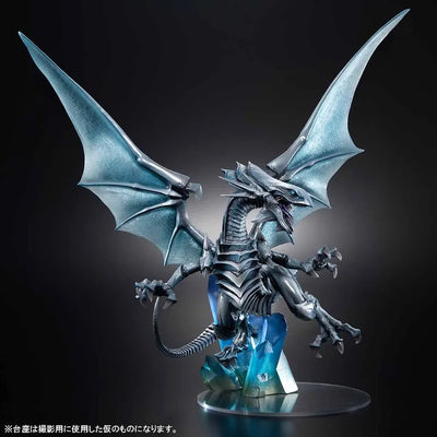 Blue-Eyes White Dragon (Holographic Edition) – MegaHouse – ActionFigure Brasil — ângulo diferente
