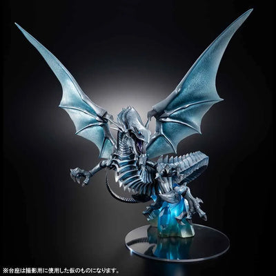 Blue-Eyes White Dragon (Holographic Edition) – MegaHouse – ActionFigure Brasil — com base expositora