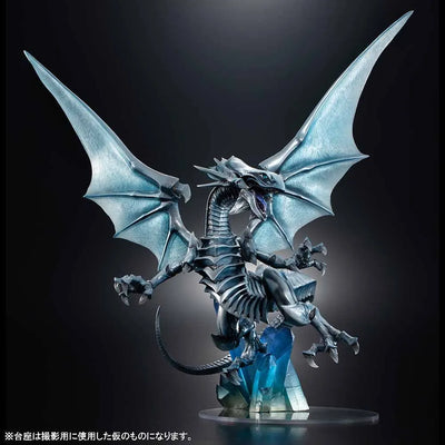 Blue-Eyes White Dragon (Holographic Edition) – MegaHouse – ActionFigure Brasil — ângulo diferente