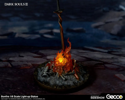 Bonfire Light-Up – Gecco Co. – ActionFigure Brasil — com base expositora