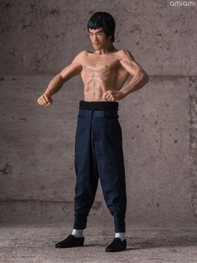 Bruce Lee 1/12 Scale Premium Figureㅤ – Storm Collectibles – ActionFigureBrasil — ângulo diferente