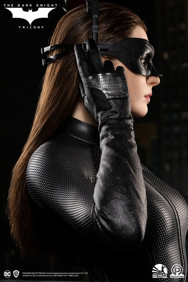 Catwoman (Selina Kyle) - LIMITED EDITION: 399 – Infinity Studio X Penguin Toys – ActionFigure Brasil