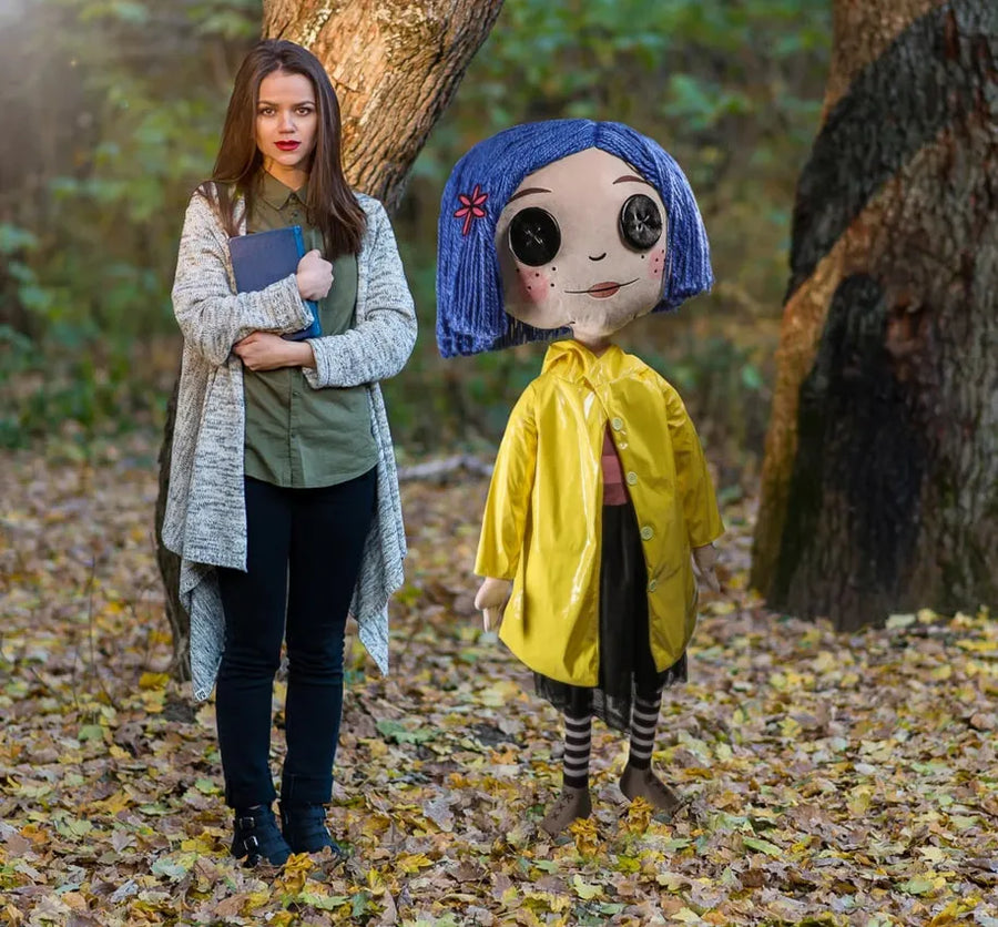 Coraline with Button Eyes Life-Size Plush – Kidrobot – ActionFigure Brasil