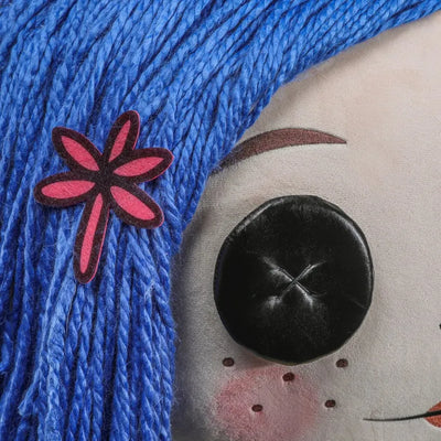 Coraline with Button Eyes Life-Size Plush – Kidrobot – ActionFigure Brasil — com base expositora