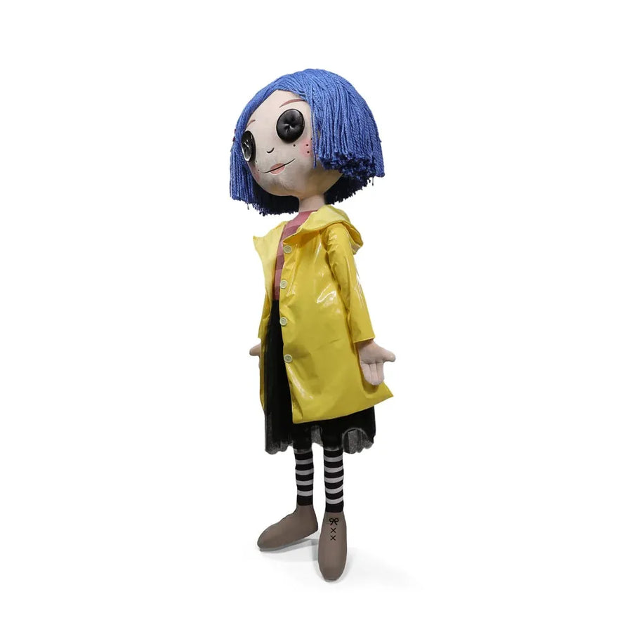 Coraline with Button Eyes Life-Size Plush – Kidrobot – ActionFigure Brasil
