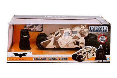 "DC Comics" 1/24 Diecast Vehicle Batmobile (Camouflage) & Batman "Dark Knight Rising"ㅤ – Jada Toys – ActionFigureBrasil — ângulo diferente