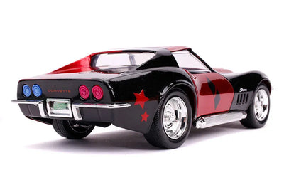 "DC Comics" 1/24 Diecast Vehicle Chevrolet, Corvette Stingray (1969 Model) & Harley Quinn [Comic]ㅤ – Jada Toys – ActionFigureBrasil — com base expositora