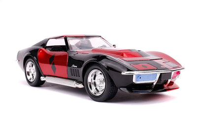 "DC Comics" 1/24 Diecast Vehicle Chevrolet, Corvette Stingray (1969 Model) & Harley Quinn [Comic]ㅤ – Jada Toys – ActionFigureBrasil — ângulo diferente