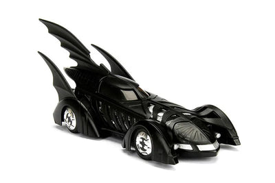 "DC Comics" 1/24 Scale, Diecast Vehicle Batmobile & Batman [Movie "Batman Forever"]ㅤ – Jada Toys – ActionFigureBrasil — com base expositora