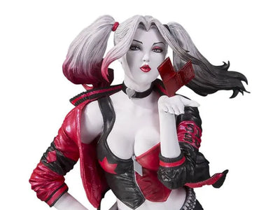 "DC Comics" Black & White: Red - Harley Quinn By Stanley Lauㅤ – DC Collectibles – ActionFigureBrasil — ângulo diferente