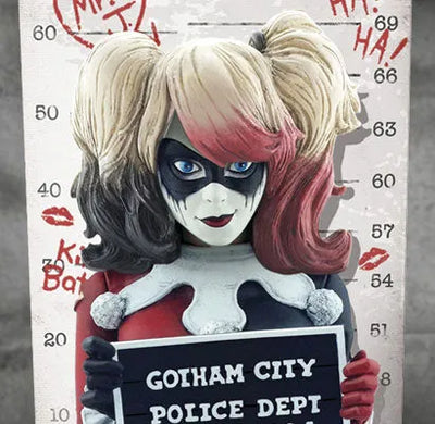 DC Comics - Mini Bust "Mugshot" #01 Harley Quinn (Red & Black Ver.)ㅤ – Cryptozoic – ActionFigureBrasil