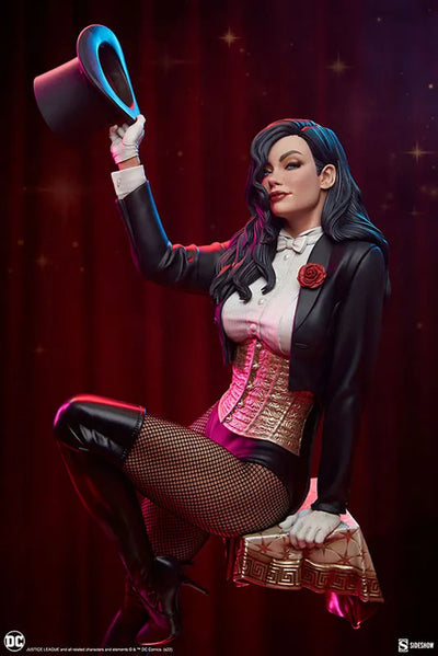 "DC Comics" Premium Format Figure Zatanna (Invisible Table)ㅤ – Sideshow Collectibles – ActionFigureBrasil
