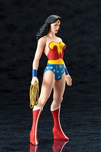 DC Universe - Wonder Woman - ARTFX+ - Super Powers Classics - 1/10 (Kotobukiya)ㅤ – Kotobukiya – ActionFigureBrasil — ângulo diferente