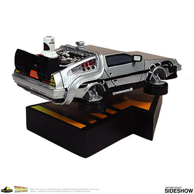 Delorean Time Machine (Premium Motion) – Factory Entertainment – ActionFigure Brasil — com base expositora