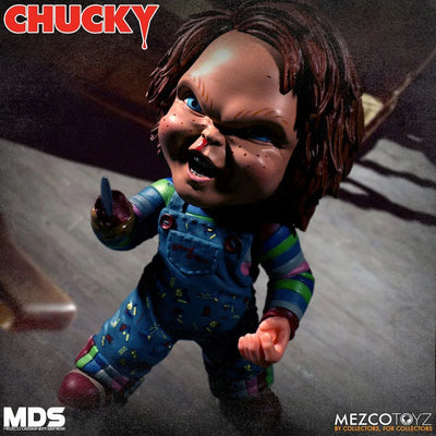 Designer's Series / Child Play: Chucky Deluxe 6 Inch Action Figure(Provisional Pre-order)ㅤ – Mezco – ActionFigureBrasil — ângulo diferente