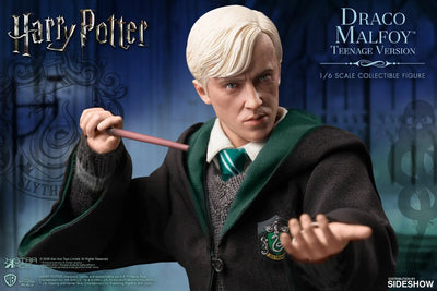 Draco Malfoy (Teenage Version) Deluxe – Star Ace Toys Ltd. – ActionFigure Brasil — ambientada