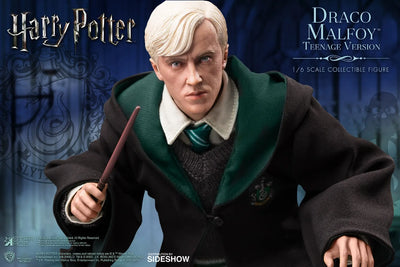 Draco Malfoy (Teenage Version) Deluxe – Star Ace Toys Ltd. – ActionFigure Brasil — com base expositora