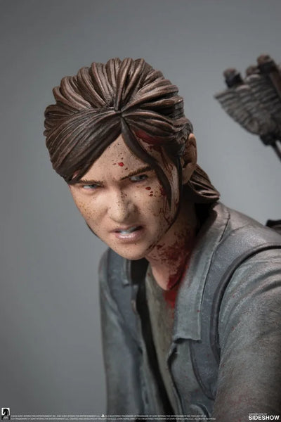 Ellie with Bow – Dark Horse Comics – ActionFigure Brasil — com base expositora