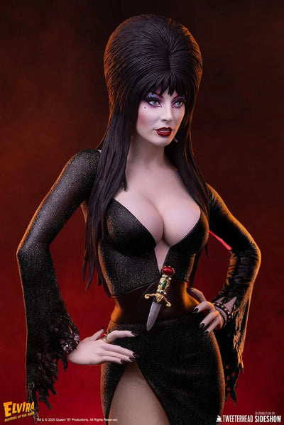 Elvira: Mistress of the Dark (Black Glitter Dress Variant) - LIMITED EDITION: 700 (Black - Variant) – Tweeterhead – ActionFigure Brasil — ângulo diferente