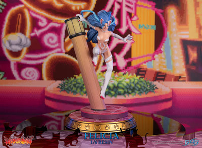 Felicia – First 4 Figures – ActionFigure Brasil — com base expositora