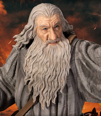 Gandalf - LIMITED EDITION: 999 – Beast Kingdom – ActionFigure Brasil — com base expositora