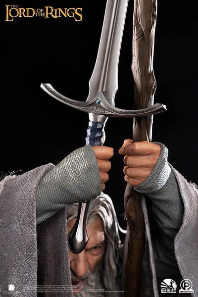 Gandalf the Grey (Premium Edition) - LIMITED EDITION: 250 (Premium Edition) – Infinity Studio X Penguin Toys – ActionFigure Brasil — com base expositora