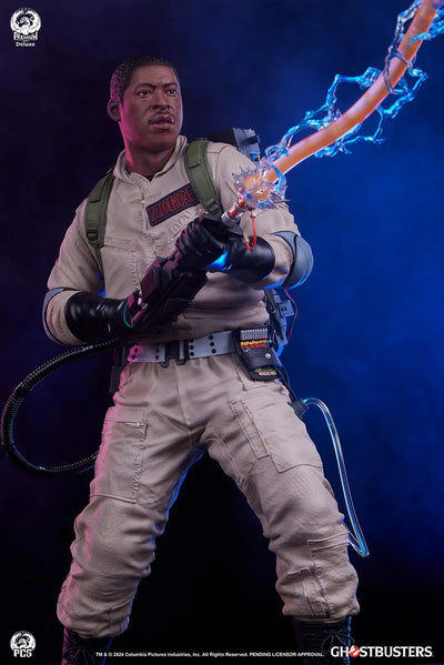 Ghostbusters: Winston Deluxe Edition - LIMITED EDITION: 400 (Deluxe Edition) – PCS – ActionFigure Brasil — com base expositora