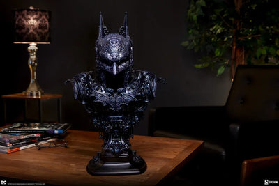 Gotham City's Shadow: Batman™ (Blue Variant) - LIMITED EDITION: 150 (Variant) – Sideshow Collectibles – ActionFigure Brasil — ângulo diferente