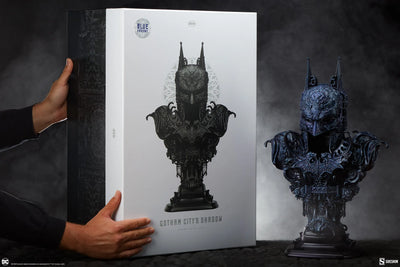 Gotham City's Shadow: Batman™ (Blue Variant) - LIMITED EDITION: 150 (Variant) – Sideshow Collectibles – ActionFigure Brasil — ambientada