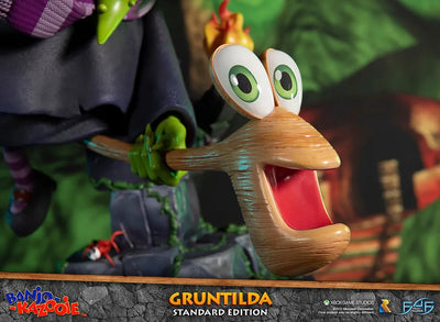 Gruntilda - LIMITED EDITION: 500 – First 4 Figures – ActionFigure Brasil — com base expositora