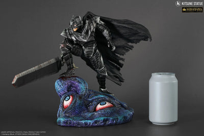 Guts – Kitsune Statue – ActionFigure Brasil — com base expositora