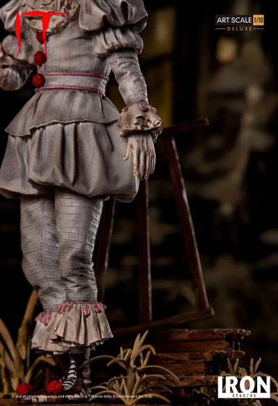 IT / Pennywise 1/10 DX Art Scale Statue(Provisional Pre-order)ㅤ – Iron Studios – ActionFigureBrasil — ângulo diferente