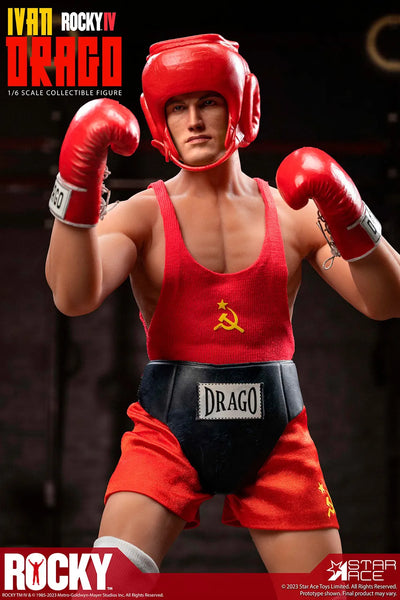 Ivan Drago Deluxe – Star Ace Toys Ltd. – ActionFigure Brasil — com base expositora