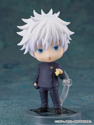 Jujutsu Kaisen Dai 2 Ki - Gojou Satoru - Nendoroid #2205 - Tokyo Jujutsu High School Ver. (Good Smile Company)ㅤ – Good Smile Company – ActionFigureBrasil — com base expositora