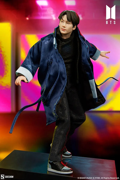 Jung Kook Deluxe - LIMITED EDITION – Sideshow Collectibles – ActionFigure Brasil — ângulo diferente