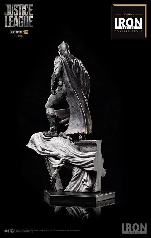 Justice League - Batman Deluxe 1/10 Art Scale Statueㅤ – Iron Studios – ActionFigureBrasil