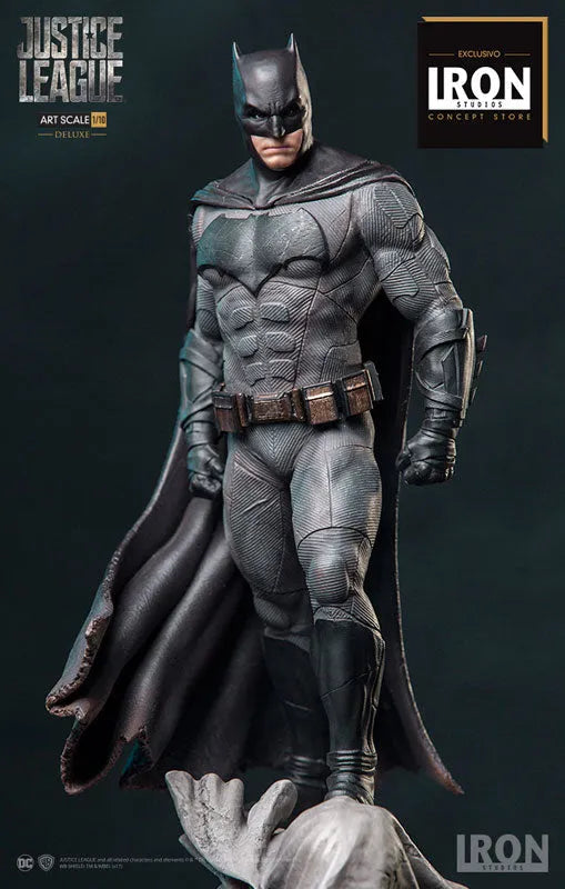 Justice League - Batman Deluxe 1/10 Art Scale Statueㅤ – Iron Studios – ActionFigureBrasil