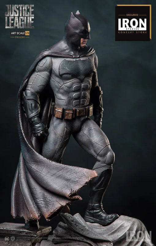 Justice League - Batman Deluxe 1/10 Art Scale Statueㅤ – Iron Studios – ActionFigureBrasil