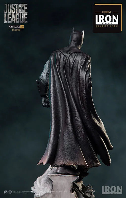 Justice League - Batman Deluxe 1/10 Art Scale Statueㅤ – Iron Studios – ActionFigureBrasil