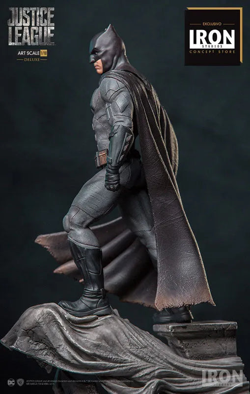 Justice League - Batman Deluxe 1/10 Art Scale Statueㅤ – Iron Studios – ActionFigureBrasil