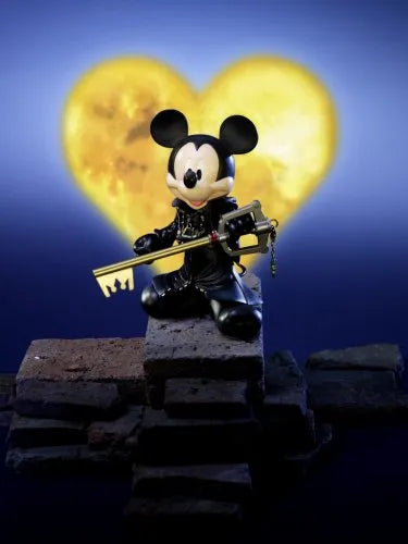 Kingdom Hearts - King Mickey - Play Arts - Kingdom Hearts Play Arts - no.3 - Organization Outfit (Kotobukiya, Square Enix)ㅤ – Kotobukiya – ActionFigureBrasil